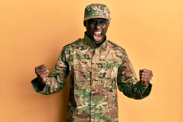 Mladý Africký Američan Armádní Uniformě Zuřivě Šíleně Pozvedal Pěsti Frustrovaný — Stock fotografie