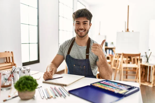 Jovem Hispânico Estúdio Arte Sorrindo Feliz Positivo Polegar Fazendo Excelente — Fotografia de Stock