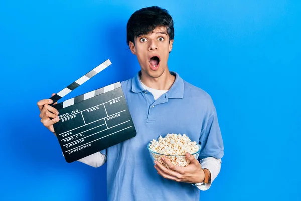 Bello Hipster Giovane Mangiare Popcorn Tenendo Cinema Clapboard Paura Scioccato — Foto Stock