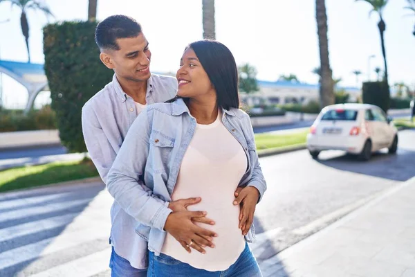 Junges Lateinisches Paar Erwartet Baby Das Sich Auf Der Straße — Stockfoto