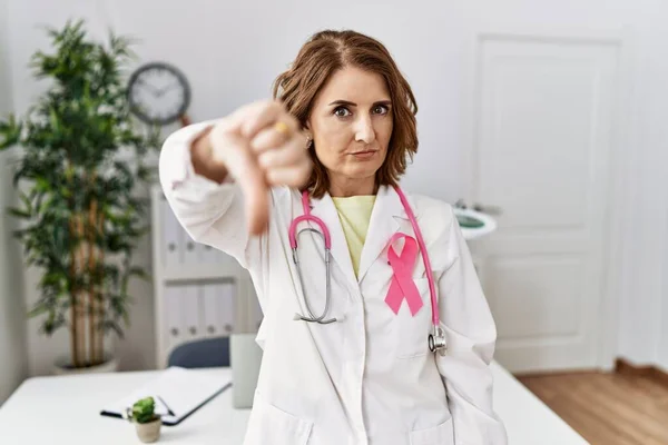 Medico Donna Mezza Età Indossa Nastro Rosa Cancro Uniforme Cercando — Foto Stock