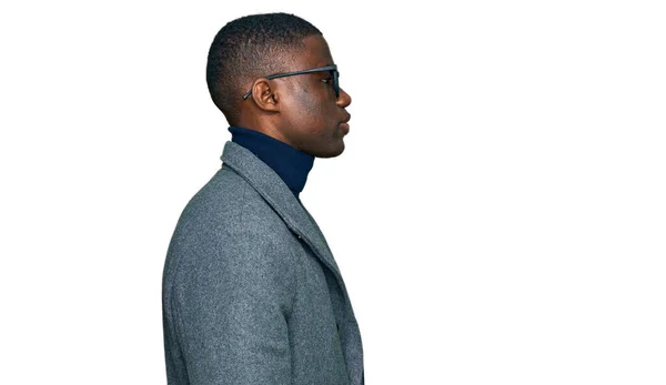 Jonge Afro Amerikaanse Man Draagt Zakelijke Kleding Bril Zoek Naar — Stockfoto