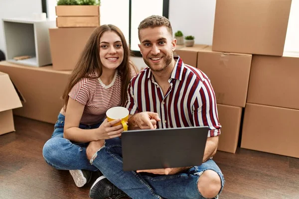 Young Caucasian Couple Drinking Coffee Using Laptop New Home — Stock Photo, Image