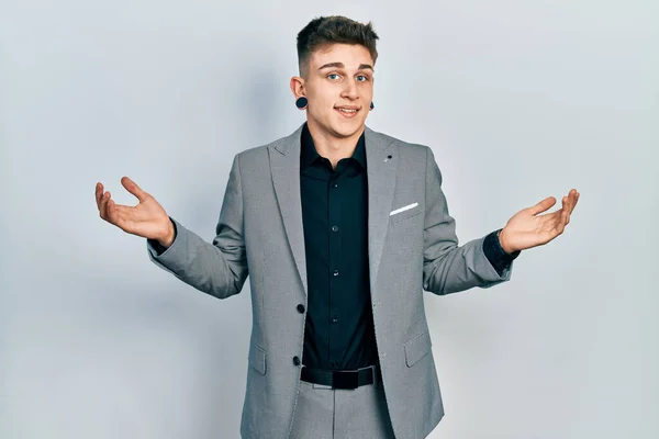 Ung Kaukasisk Pojke Med Öron Dilatation Bär Business Jacka Leende — Stockfoto