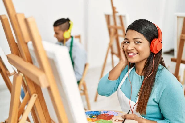 Genç Latin Ressam Çift Mutlu Bir Resim Çiziyor Sanat Stüdyosunda — Stok fotoğraf