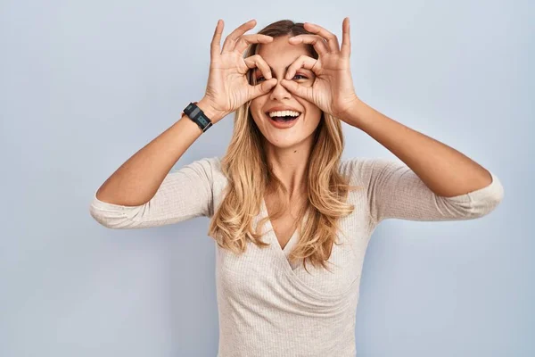 Giovane Donna Bionda Piedi Sfondo Isolato Facendo Gesto Come Binocolo — Foto Stock