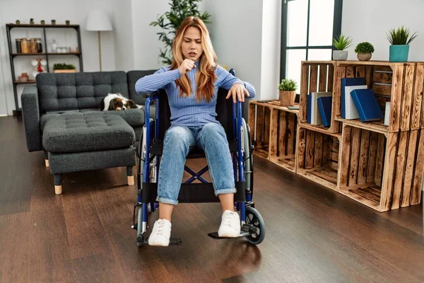 Evinde Tekerlekli Sandalyede Oturan Genç Güzel Bir Kadın Kendini Iyi — Stok fotoğraf