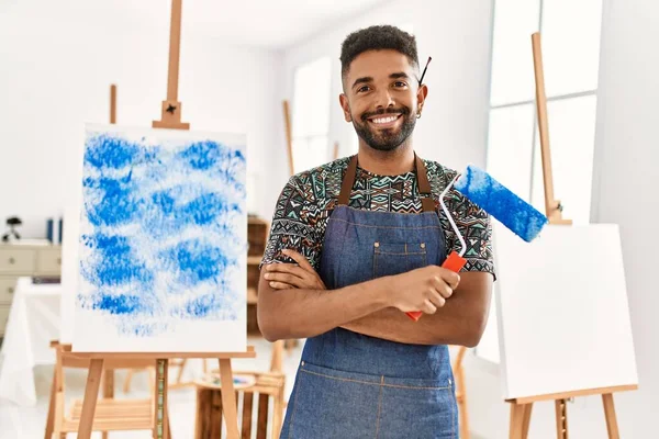 Ung Afrikansk Amerikansk Konstnär Man Ler Glad Med Armarna Korsade — Stockfoto