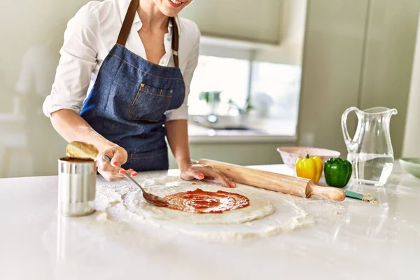 Ung Blond Kvinna Ler Säker Matlagning Pizza Köket — Stockfoto