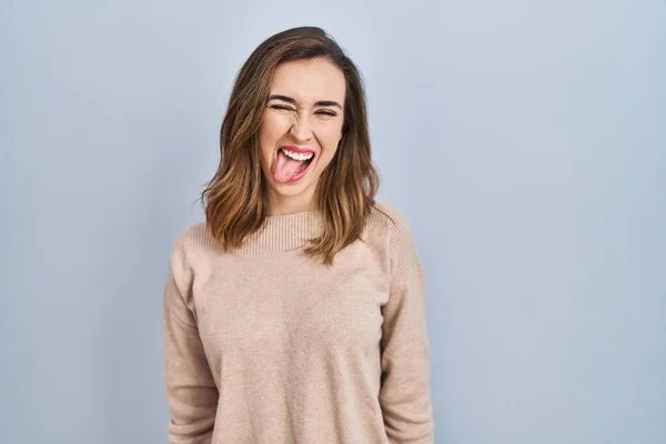 Young Woman Standing Isolated Background Sticking Tongue Out Happy Funny — Φωτογραφία Αρχείου