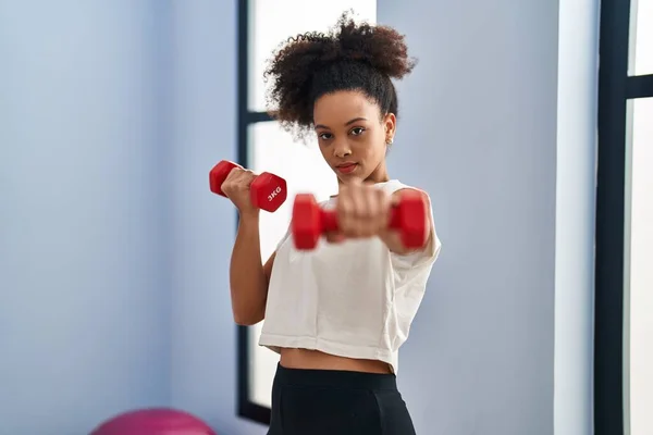 Young African American Woman Boxing Using Dumbbells Sport Center — Stock Photo, Image