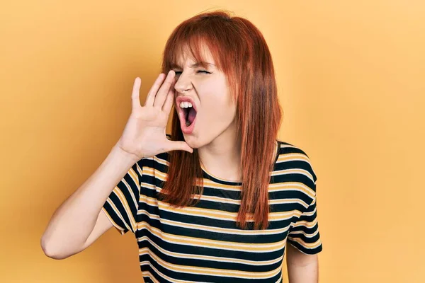 Redhead Young Woman Wearing Casual Striped Shirt Shouting Screaming Loud — Stock Photo, Image