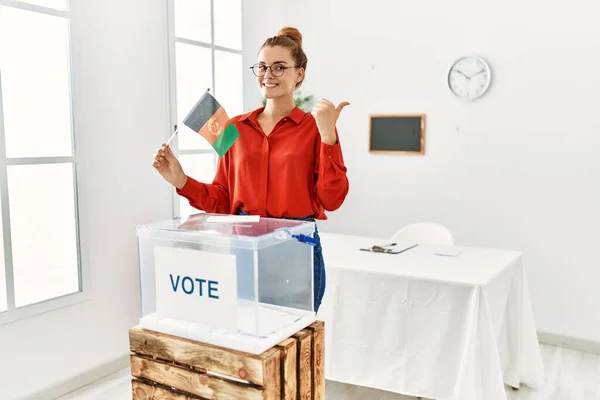 Junge Brünette Frau Der Wahlurne Mit Afghanischer Flagge Daumen Hoch — Stockfoto