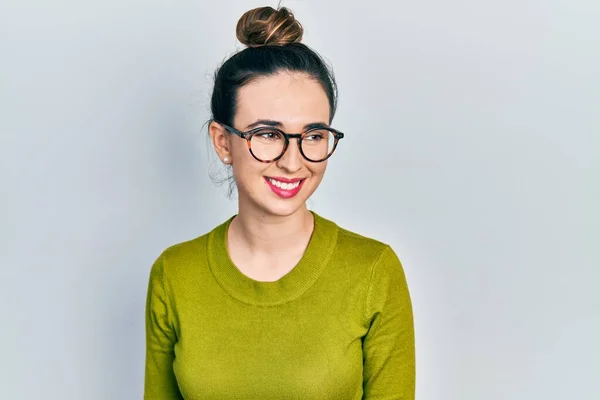 Junge Hispanische Mädchen Lässiger Kleidung Und Brille Die Mit Einem — Stockfoto