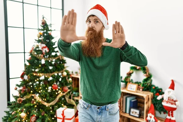 Rusovous Muž Dlouhými Vousy Nosí Vánoční Klobouk Vánočního Stromku Dělá — Stock fotografie
