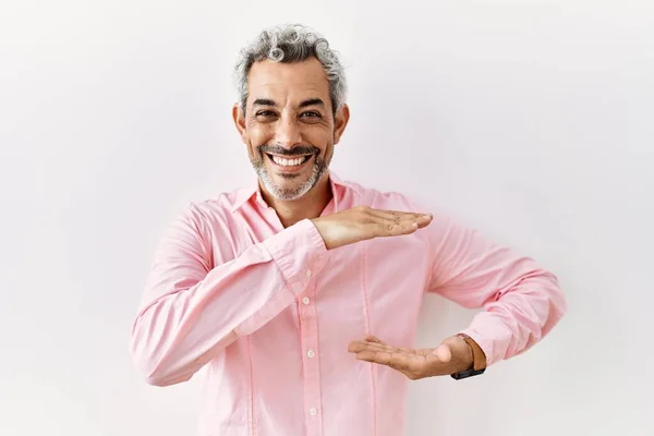 Homem Hispânico Meia Idade Sobre Fundo Isolado Gestos Com Mãos — Fotografia de Stock