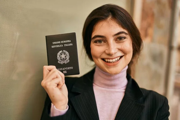 Joven Mujer Negocios Hermosa Sonriendo Feliz Sosteniendo Italia Pasaporte Ciudad — Foto de Stock