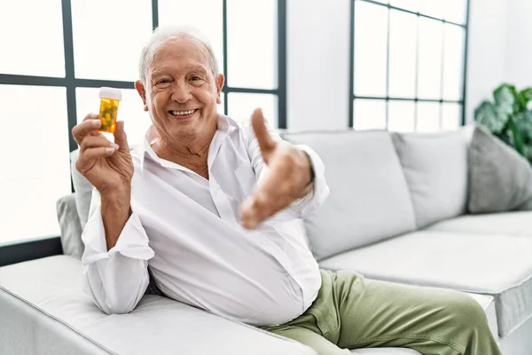 Uomo Anziano Possesso Pillole Sorridente Amichevole Offrendo Stretta Mano Come — Foto Stock