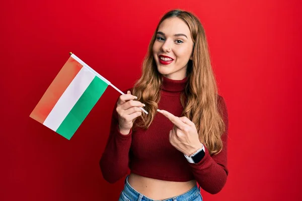Jovem Loira Segurando Bandeira Húngara Sorrindo Feliz Apontando Com Mão — Fotografia de Stock