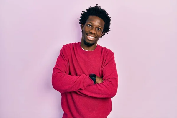 Joven Hombre Afroamericano Vistiendo Ropa Casual Cara Feliz Sonriendo Con —  Fotos de Stock