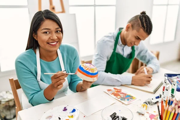 Joven Pareja Pintores Latinos Sonriendo Feliz Pintura Sentada Mesa Estudio — Foto de Stock