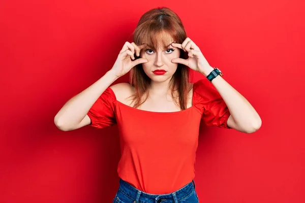 Jeune Femme Rousse Portant Shirt Rouge Décontracté Essayant Ouvrir Les — Photo