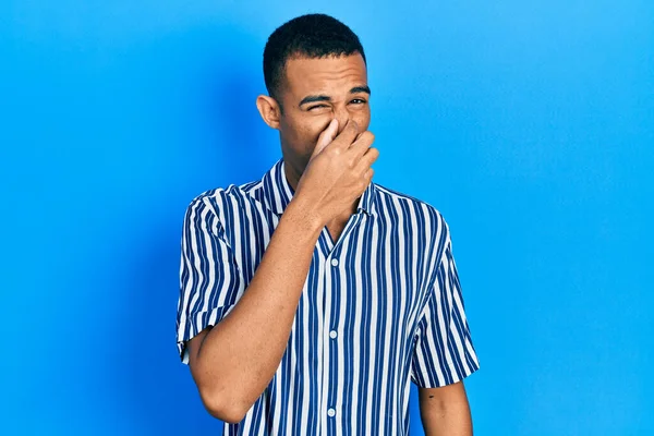 年轻的非洲裔美国人穿着休闲装 闻到一股难闻 无法忍受的味道 用手指捂住鼻子呼吸 — 图库照片