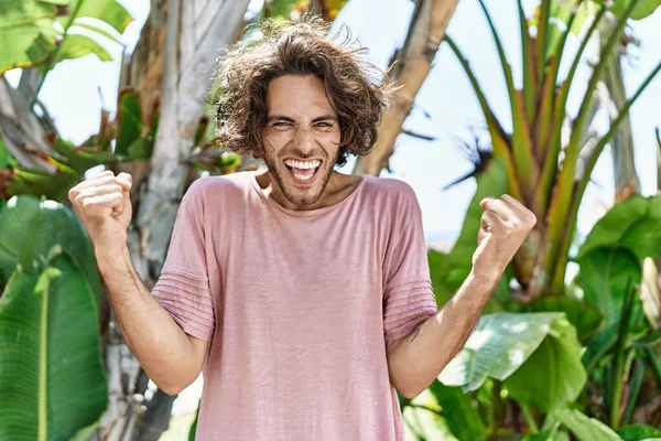 Jeune Homme Hispanique Extérieur Par Une Journée Ensoleillée Crier Fier — Photo