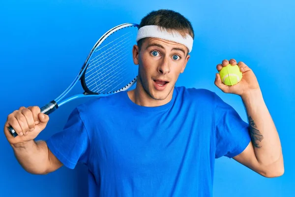 Ung Kaukasier Man Spelar Tennis Innehav Racket Och Boll Firar — Stockfoto