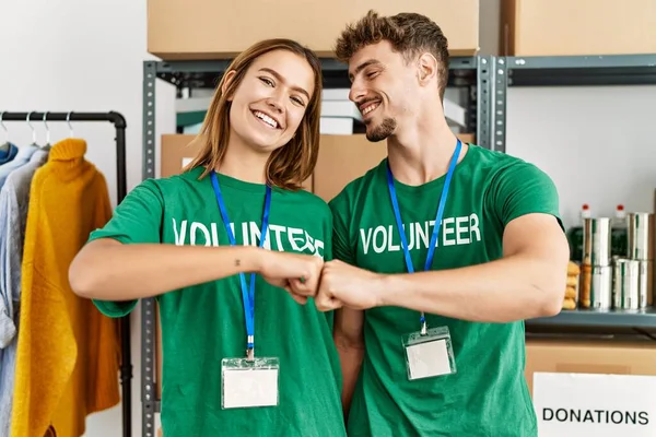 Joven Pareja Hispana Voluntaria Sonriendo Puños Felices Centro Caridad —  Fotos de Stock