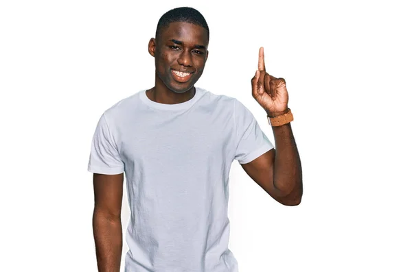 Junger Afrikanisch Amerikanischer Mann Lässigem Weißem Shirt Mit Erhobenem Zeigefinger — Stockfoto