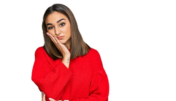 Mooie Brunette Vrouw Dragen Casual Winter Trui Denken Kijken Moe — Stockfoto