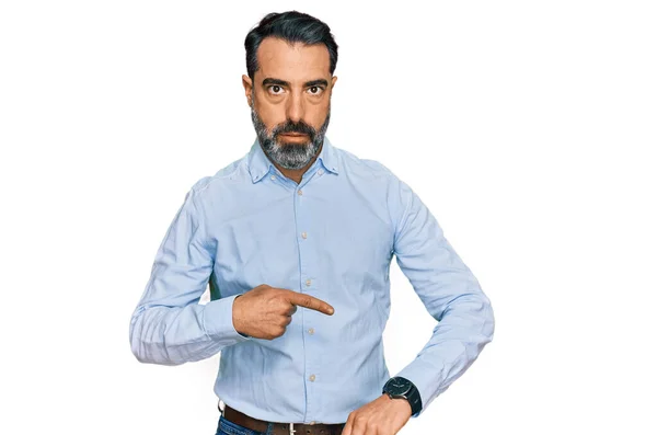 Medelålders Man Med Skägg Bär Business Shirt Hast Pekar Att — Stockfoto