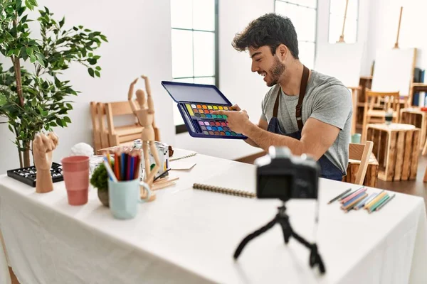 Jovem Artista Hispânico Homem Sorrindo Feliz Fazendo Aulas Pintura Line — Fotografia de Stock