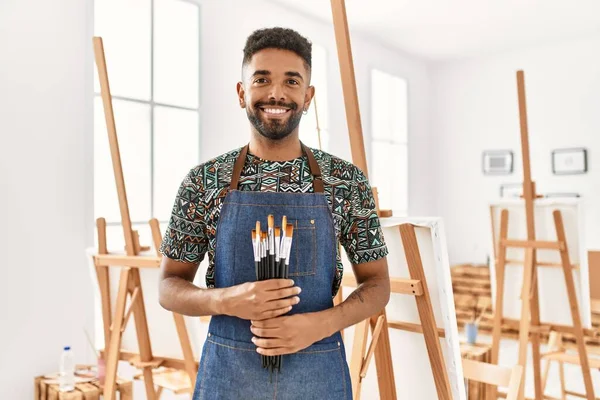 若いアフリカ系アメリカ人のアーティストの男は アートスタジオで絵筆を保持幸せな笑顔 — ストック写真