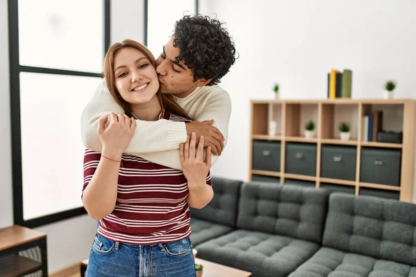 Mutlu gülümseyen ve sarılan genç çift..