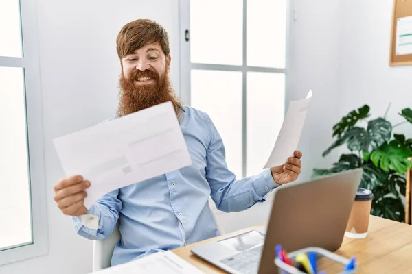 若いアイルランド人のビジネスマンがオフィスで働く幸せを笑っている — ストック写真