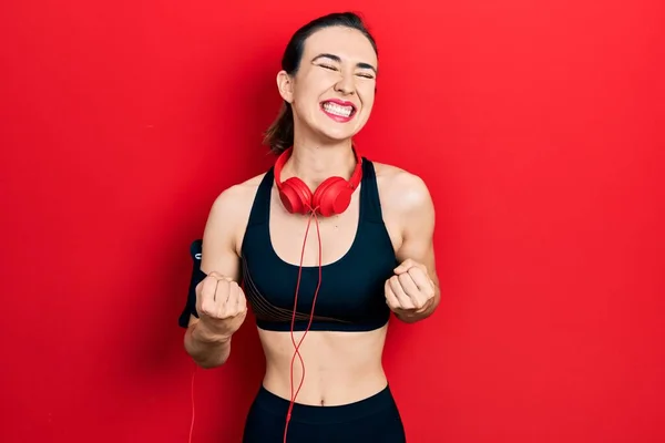 Ung Latinamerikansk Flicka Bär Gym Kläder Och Använda Hörlurar Glada — Stockfoto