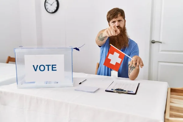 Белый Мужчина Длинной Бородой Выборах Держа Швейцарский Флаг Указывая Пальцем — стоковое фото