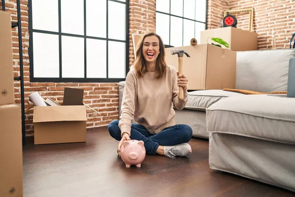 Jonge Vrouw Met Spaarvarken Bank Hamer Verhuizen Naar Een Nieuw — Stockfoto