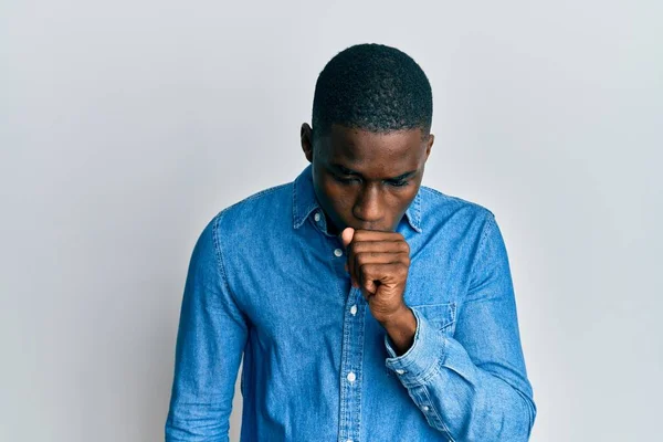 Hombre Afroamericano Joven Que Usa Ropa Casual Sintiéndose Mal Tosiendo — Foto de Stock