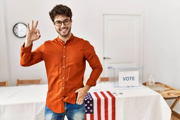 Hombre Hispano Pie Sala Elecciones Sonriendo Positivo Haciendo Signo Con — Foto de Stock