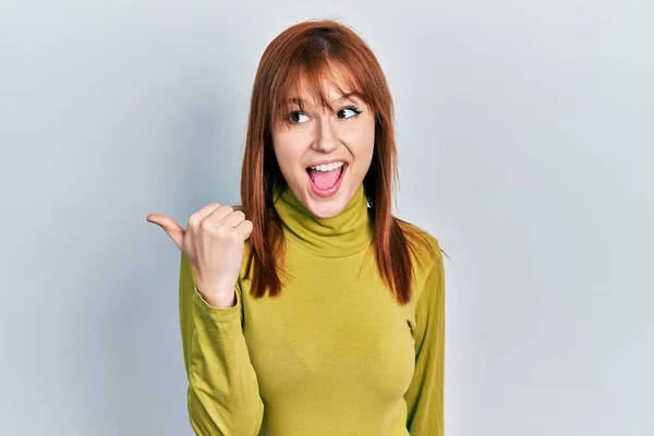 Redhead Ung Kvinna Bär Polotröja Tröja Pekar Tummen Upp Till — Stockfoto