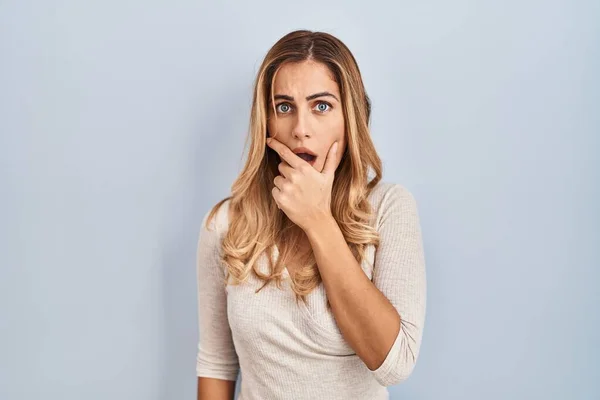 Young Blonde Woman Standing Isolated Background Looking Fascinated Disbelief Surprise — Stok fotoğraf