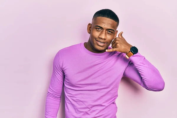 Young Black Man Wearing Casual Pink Sweater Smiling Doing Phone — ストック写真