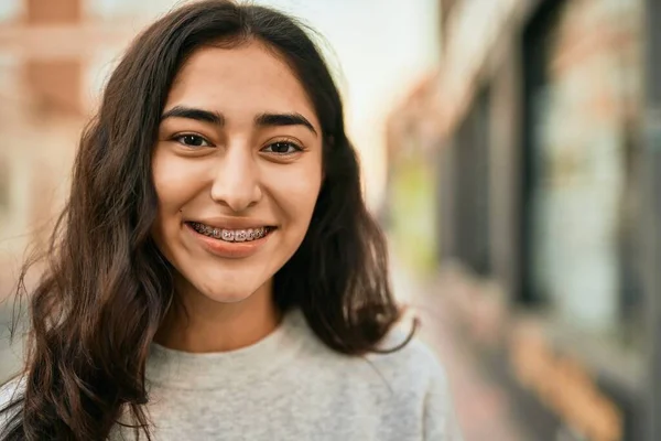 Joven Chica Oriente Medio Sonriendo Feliz Pie Ciudad — Foto de Stock