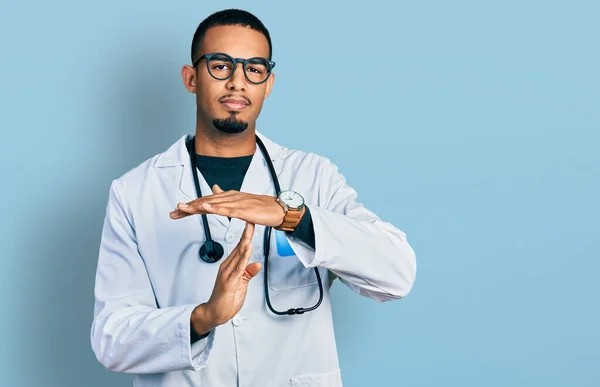 Joven Hombre Afroamericano Vistiendo Uniforme Médico Estetoscopio Haciendo Tiempo Fuera — Foto de Stock