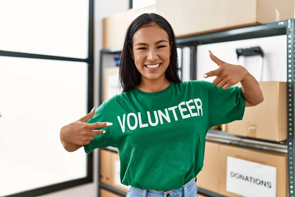 Jovem Latina Apontando Com Dedos Para Uniforme Voluntário Centro Caridade — Fotografia de Stock