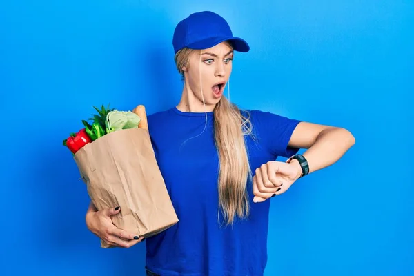 Junge Kaukasische Frau Kurieruniform Mit Lebensmitteln Aus Dem Supermarkt Schaut — Stockfoto