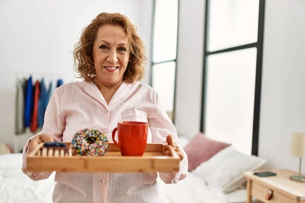 Orta Yaşlı Beyaz Kadın Elinde Kahvaltı Tepsisiyle Yatak Odasında Ayakta — Stok fotoğraf